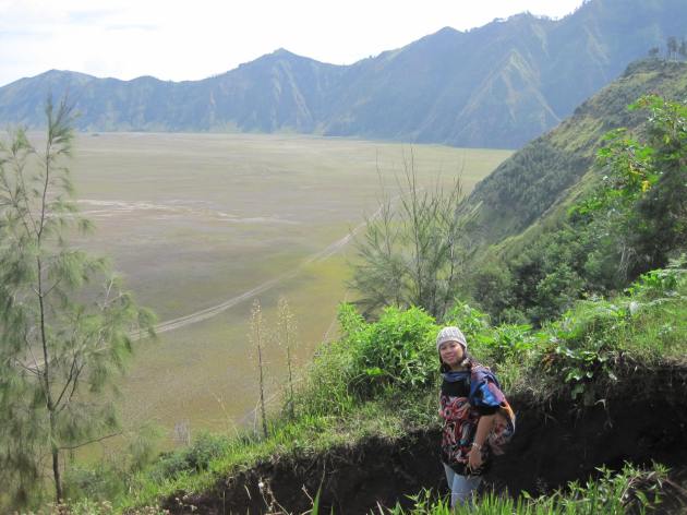 Melewati jalan setapak turun menuju gunung bromo dari desa Cemoro Lawang