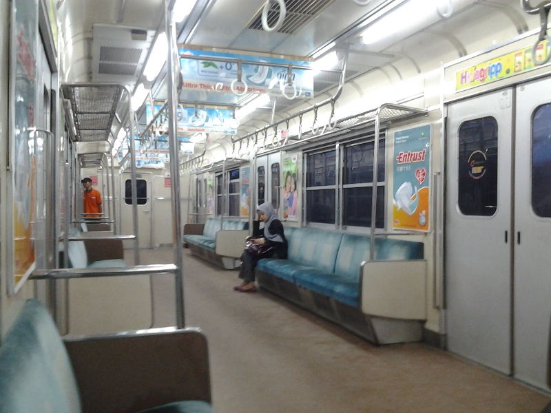suasana di commuter line pada saat sepi berasa naik mrt
