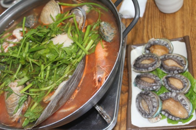 Wisata kuliner hari kedua, kerangnya masih hidup lho